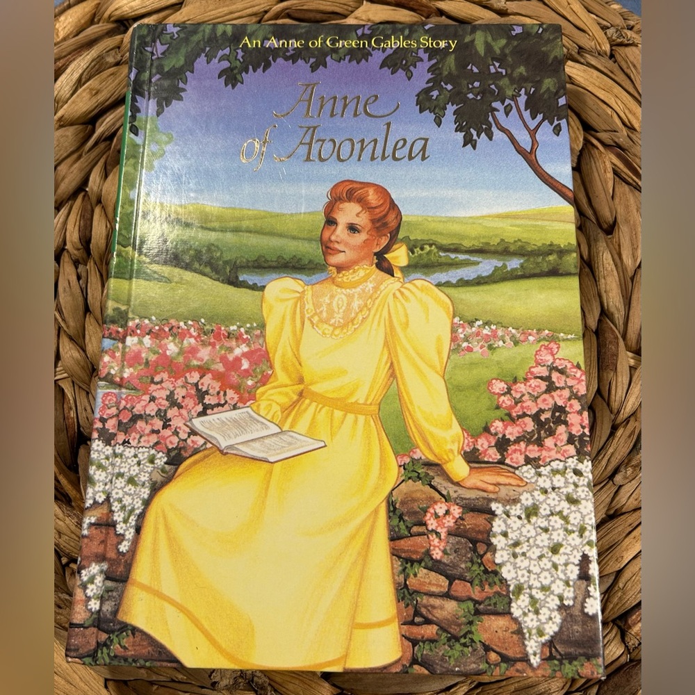 Illustrated Junior Library “Anne of Avonlea”Hardcover book.